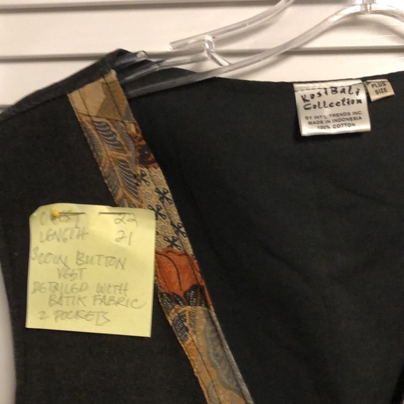 Bali vest batik fabric details and coin buttons - Picture 2 of 7